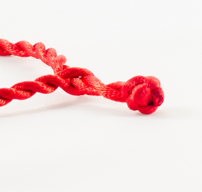 Czerwona nitka na zły urok przybliżenie